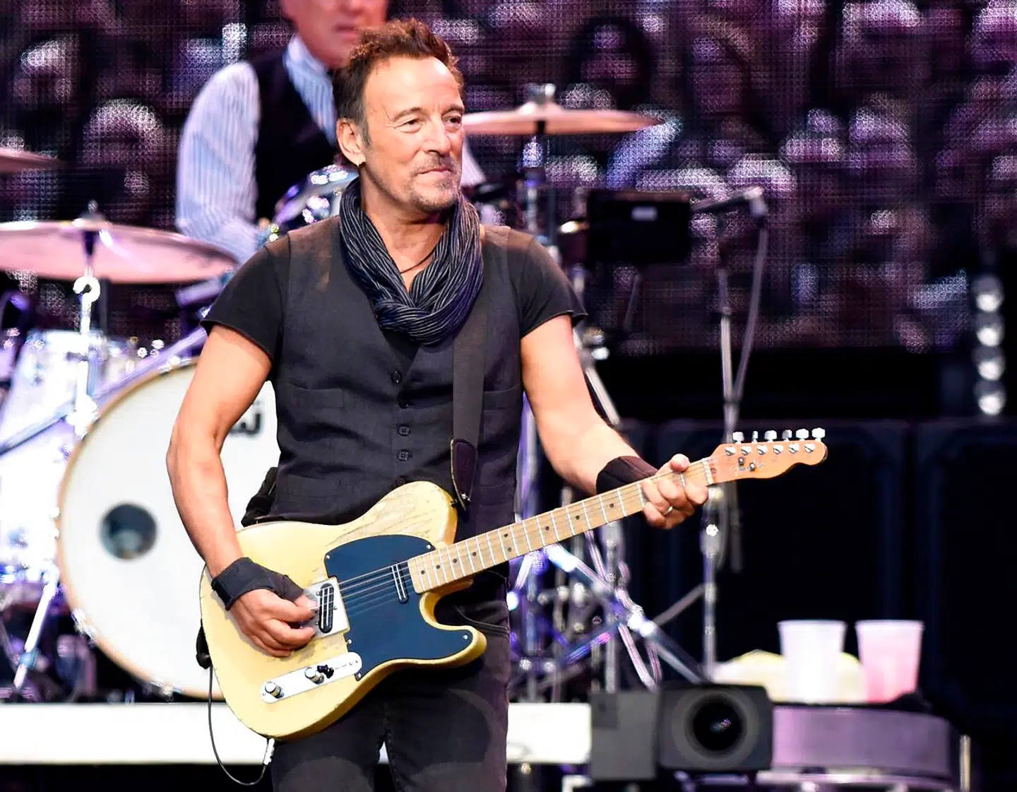 Bruce Springsteen i vante omgivelser, på scenen med en guitar i hænderne.