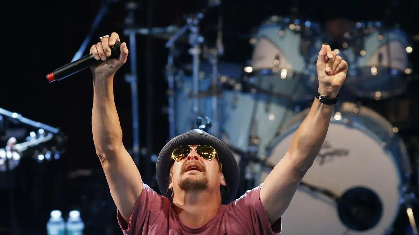 Kid Rock blev eskorteret fra scenen efter at have sagt grimme ord om Oprah Winfrey.
