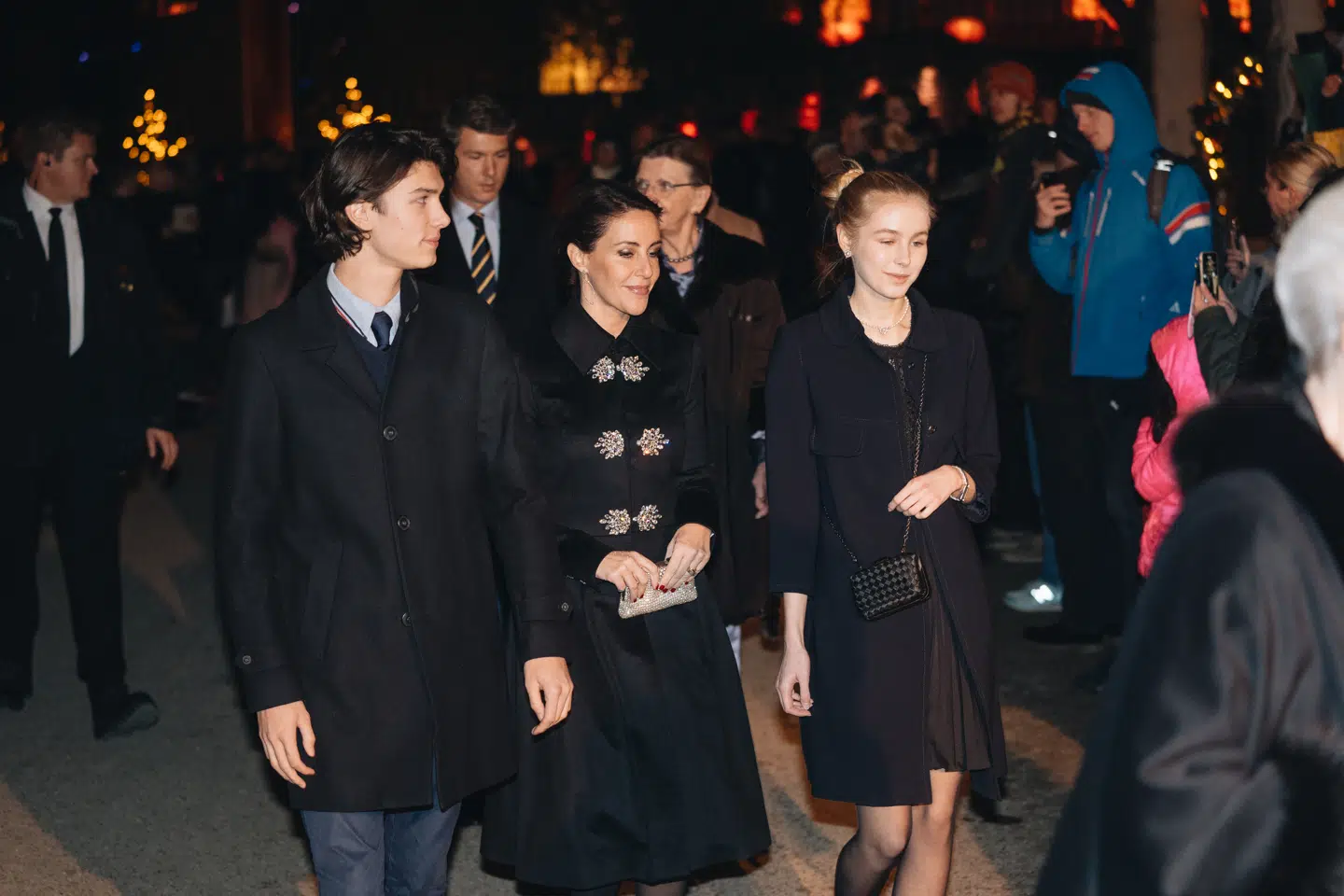 Her ses prins Nikolai i selskab med sin stedmor, prinsesse Marie, og sin grandkusine komtesse Ingrid.