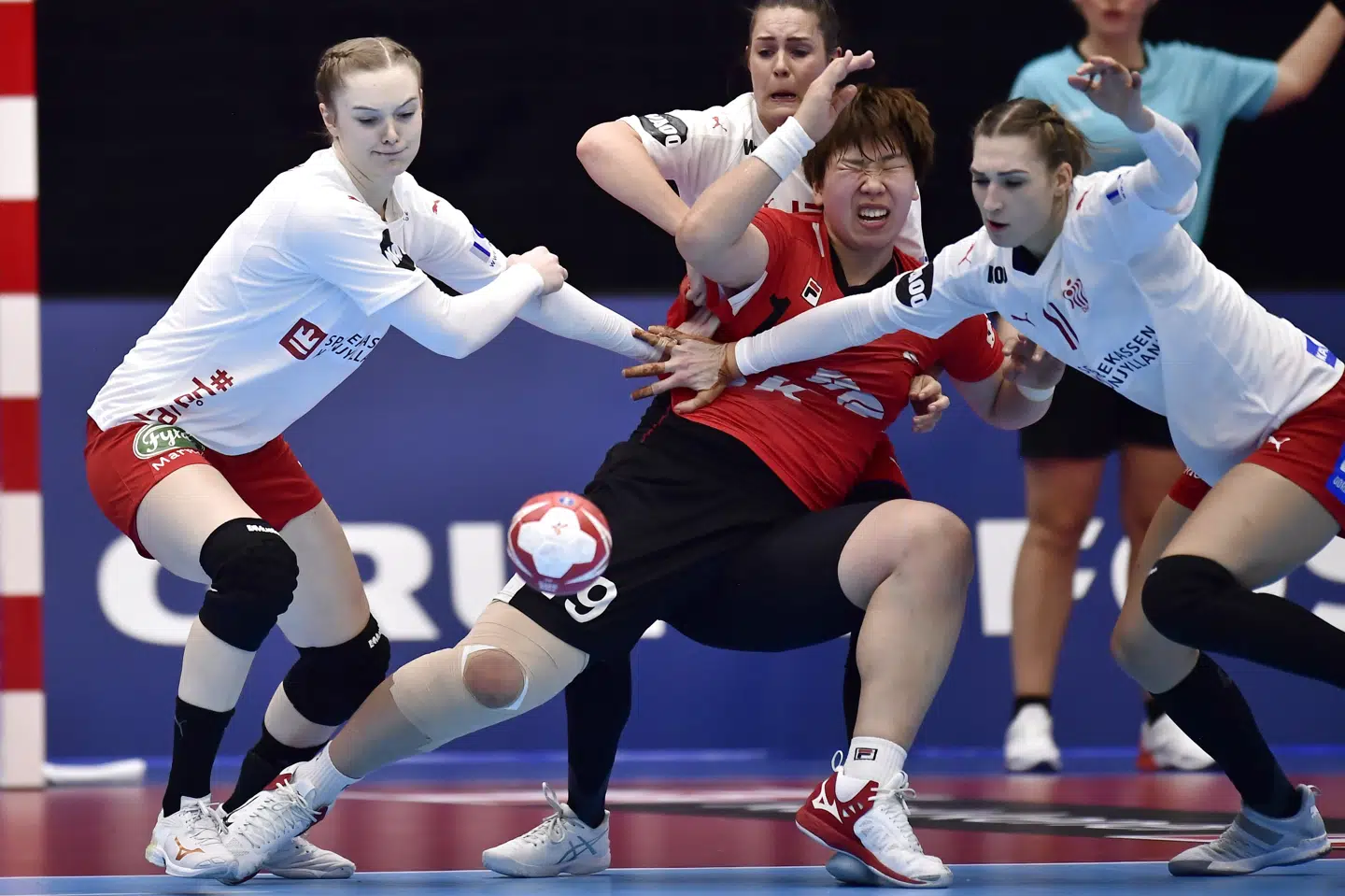 Håndboldkvinderne har arbejdet på en større udstråling på banen. Anne Mette Hansen (til venstre) er en af holdets indpiskere. Bo Amstrup/Ritzau Scanpix