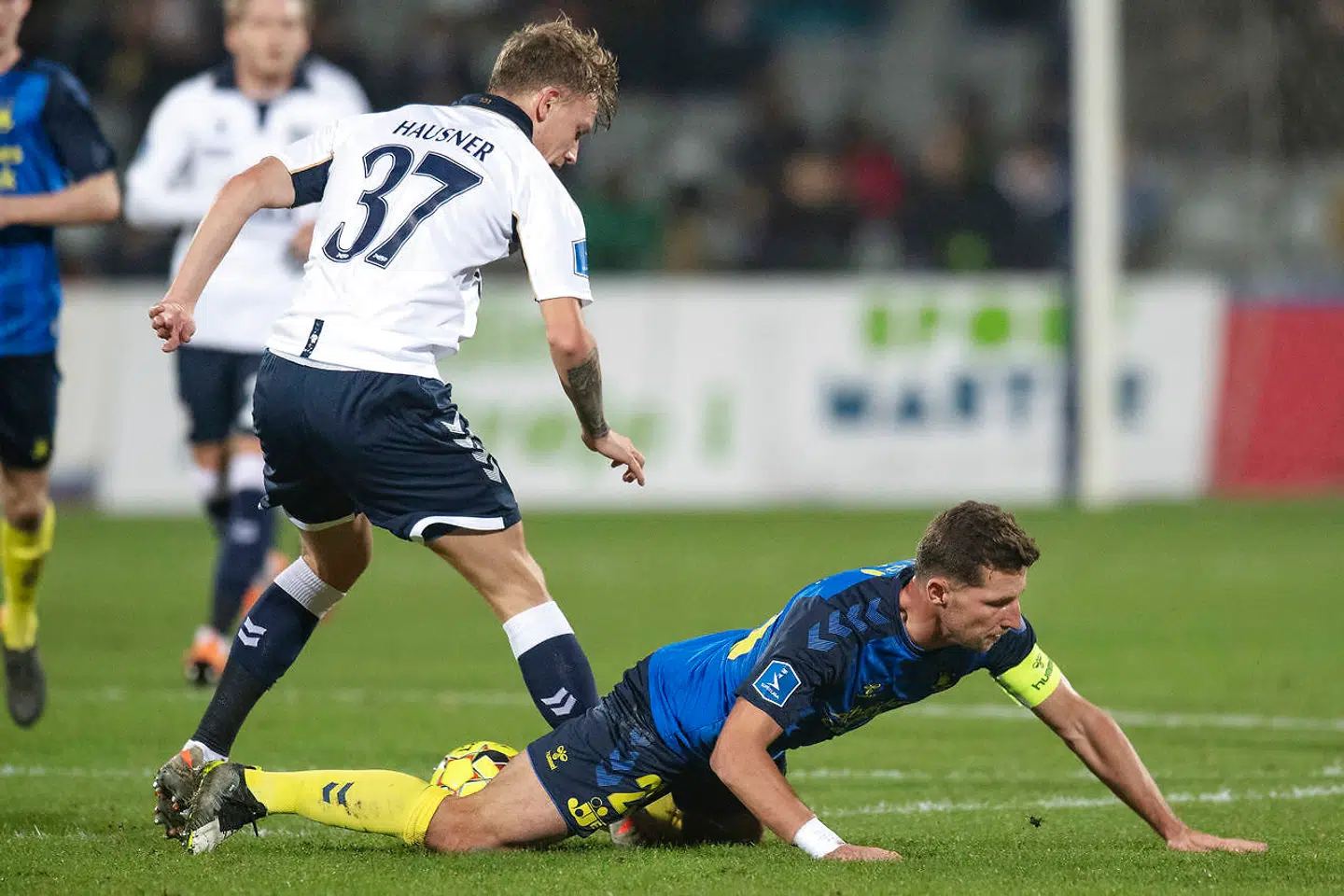 Den unge AGF'er, Sebastian Hausner, i duel med Brøndbys Kamil Wilczek