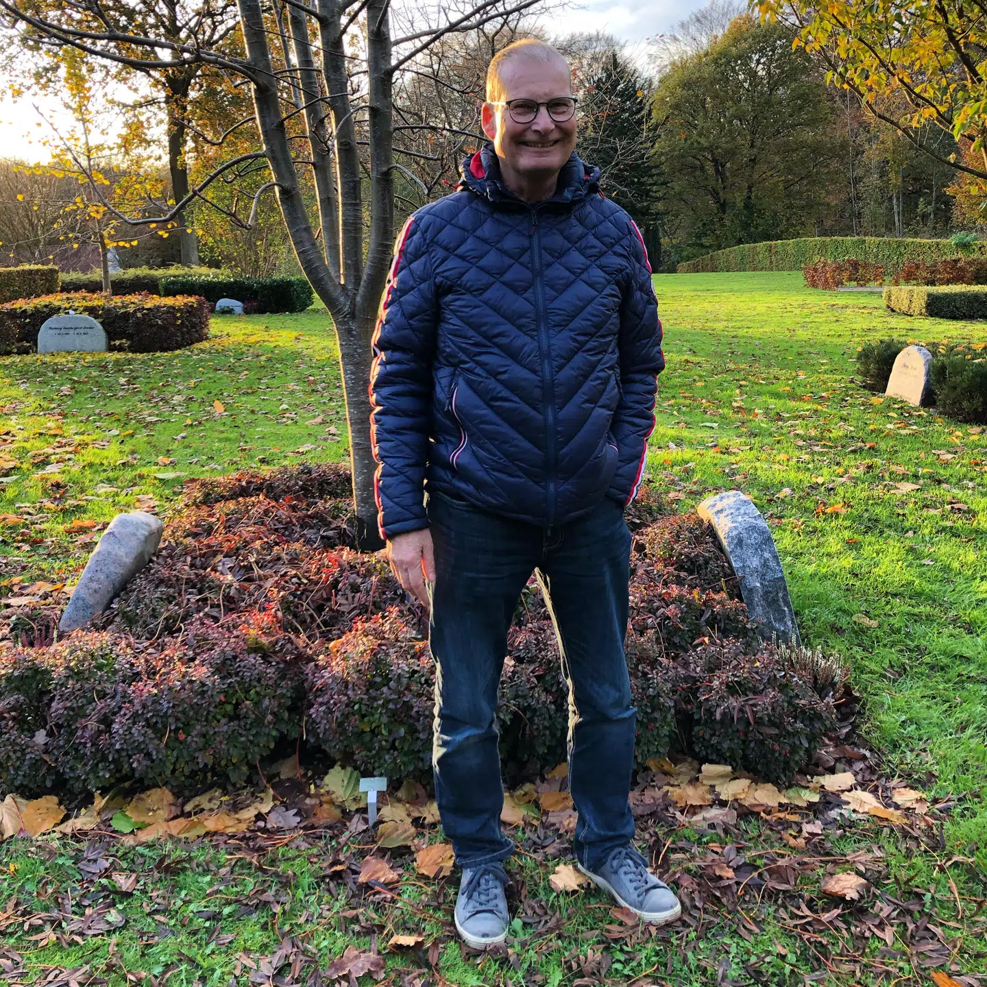 På Peter Holsts 67 års førdselsdag den 30. oktober tog han og familien sammen ud og så på hans gravsted. Hele familien var klar over, at han ikke havde langt igen, fortæller Maria Holst. (Privatfoto)