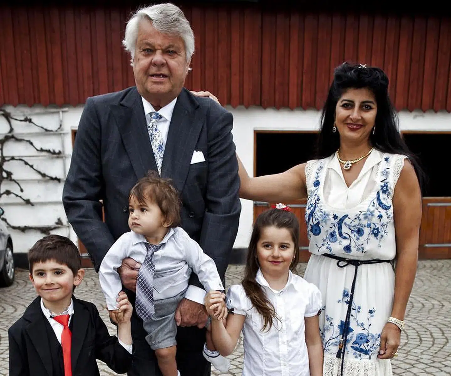 Christian Kjær ses her med Susan Astani, hendes to børn og deres fælles søn.