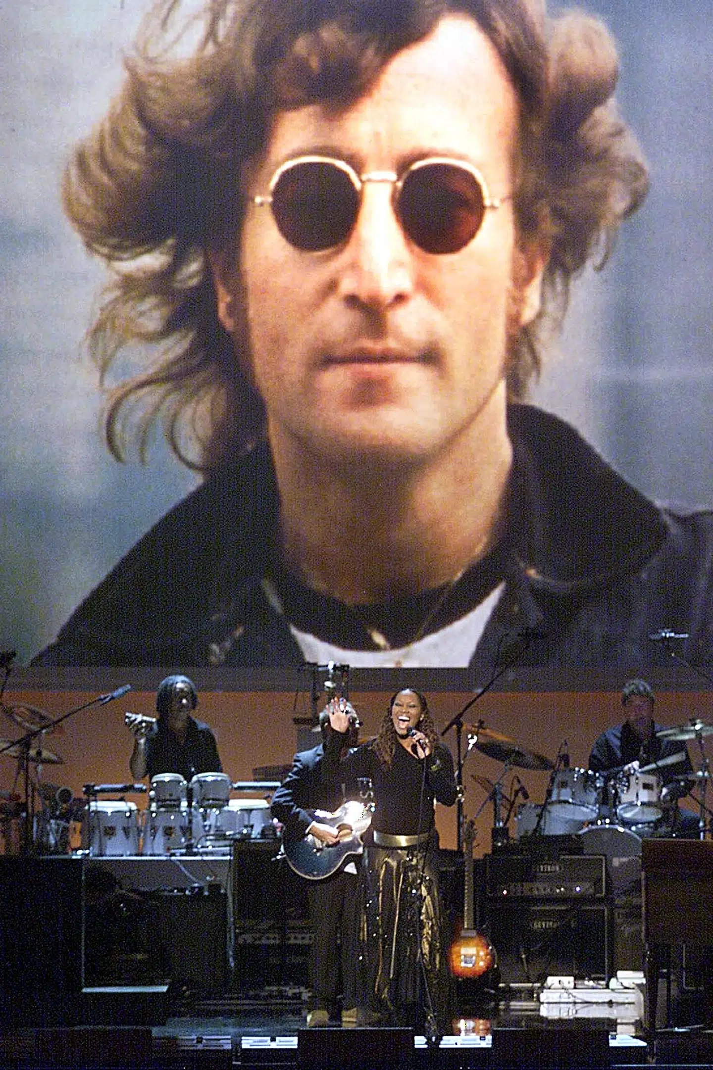 John Lennon bar ofte opsigtsvækkende briller. Billedet her var at se ved en mindekoncert for ham i Radio City Music Hall i New York i 2001. Timothy A. Clary/Ritzau Scanpix