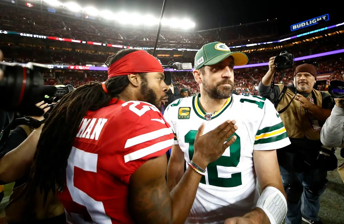 Aaron Rodgers (th) måtte gå slukøret fra banen mod San Francisco 49'ers.