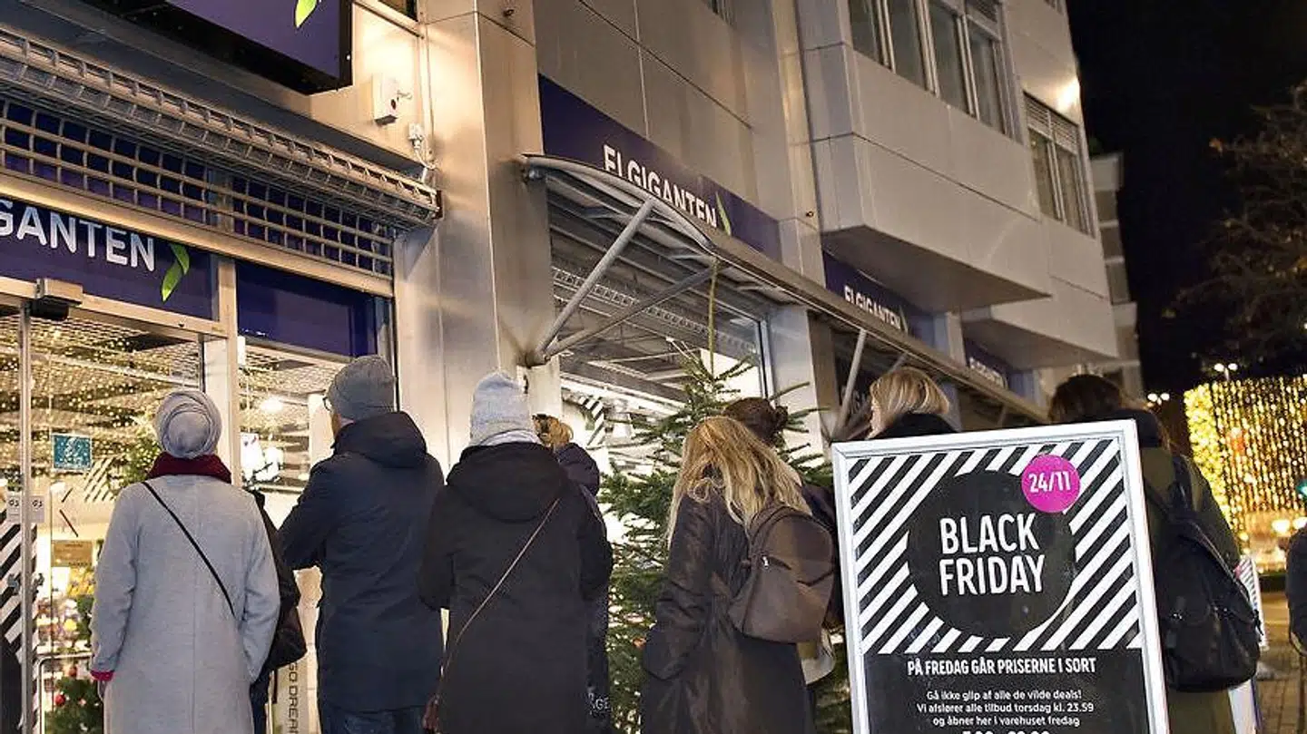 (ARKIV) Kø udenfor Elgiganten i Aalborg City om morgenen under Black Friday , fredag d. 24. november 2017. Nogle varer er meget billigere på black friday, mens andre rent faktisk kan købes billigere på andre tidspunkter af året. Historierne er klausuleret til lørdag. Fakta følger. Artiklerne udsendes til PFS-kunder mandag. Historierne må publiceres bag paywall lørdag kl. 06.00. Det skriver Ritzau, onsdag den 13. november 2019.. (Foto: Henning Bagger/Ritzau Scanpix)