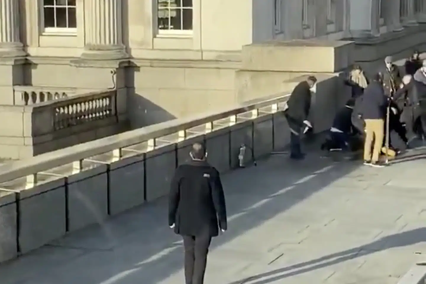En gruppe af indbyggere i London overmander og afvæbner en person, der beskrives af britisk politi som gerningsmanden bag et knivangreb, der har kostet mindst to livet, på London Bridge. Fredag aften hyldes de for al den skade, de muligvis har forhindret. Hand Luggage Only/Reuters