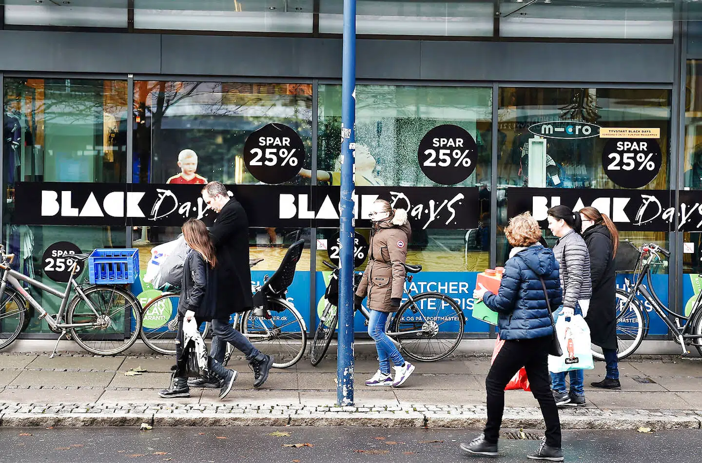 (ARKIV) Black friday i Lyngby Storcenter fredag d. 25 november, den 25. november 2016. Kapløb om de gode tilbud, begrænsede varer i butikken og rabatter opgjort i procenter, er nogle af de trick, butikkerne bruger for at få os til at købe mere. Det skriver Ritzau tirsdag den 21. november 2017.. (Foto: Liselotte Sabroe/Scanpix 2017)