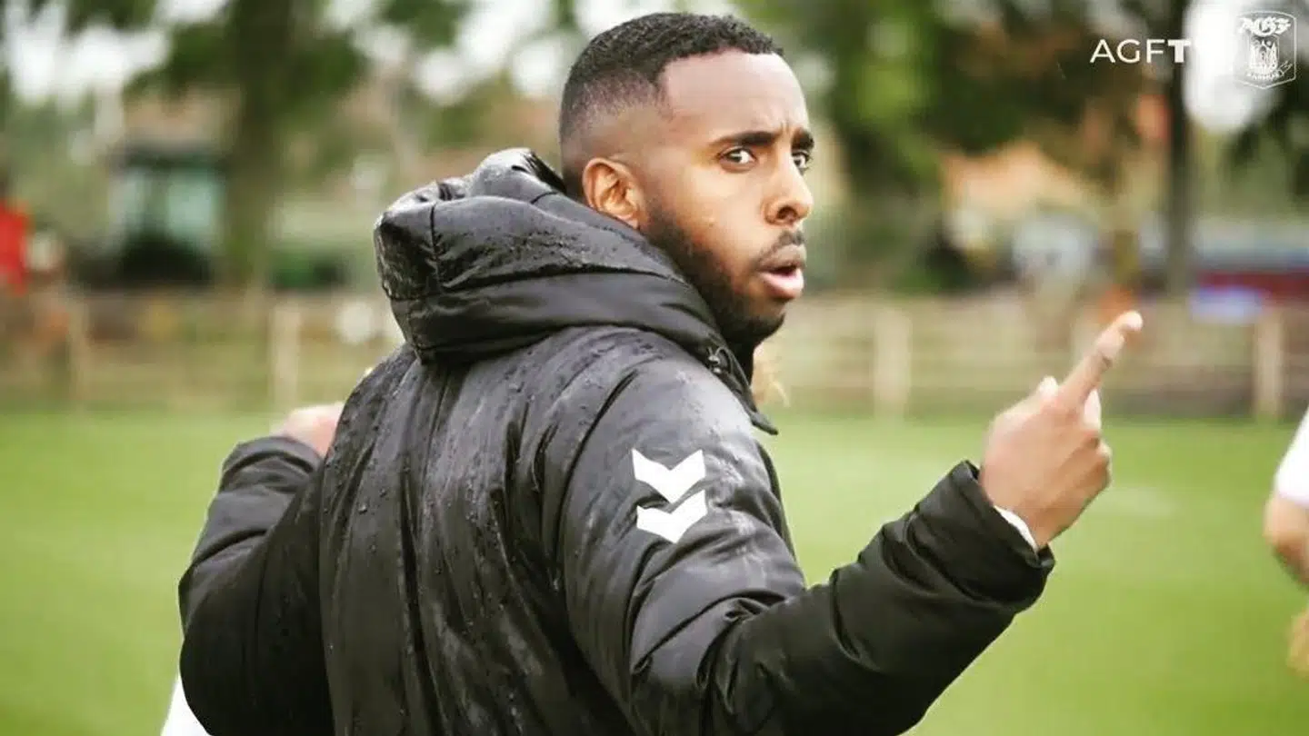 Træneren Fatah Abdirahman oplevede, at nogle OB-fans ytrede sig racistisk under en U19-kamp. Nu skal en stor undersøgelse klargøre, hvad der præcist skete.