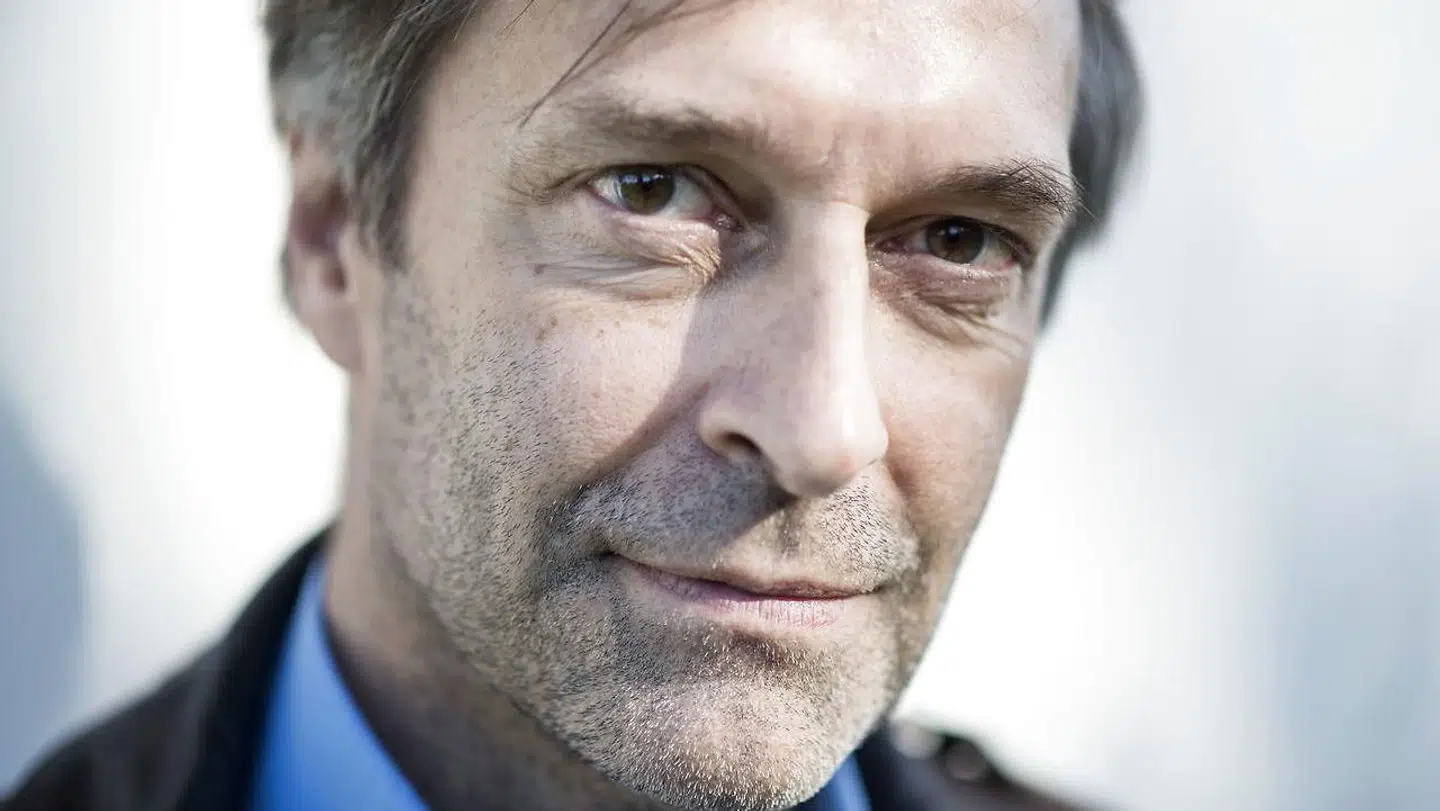 Martin Brygmann gemmer på en urinkolbe i sit soveværelse.