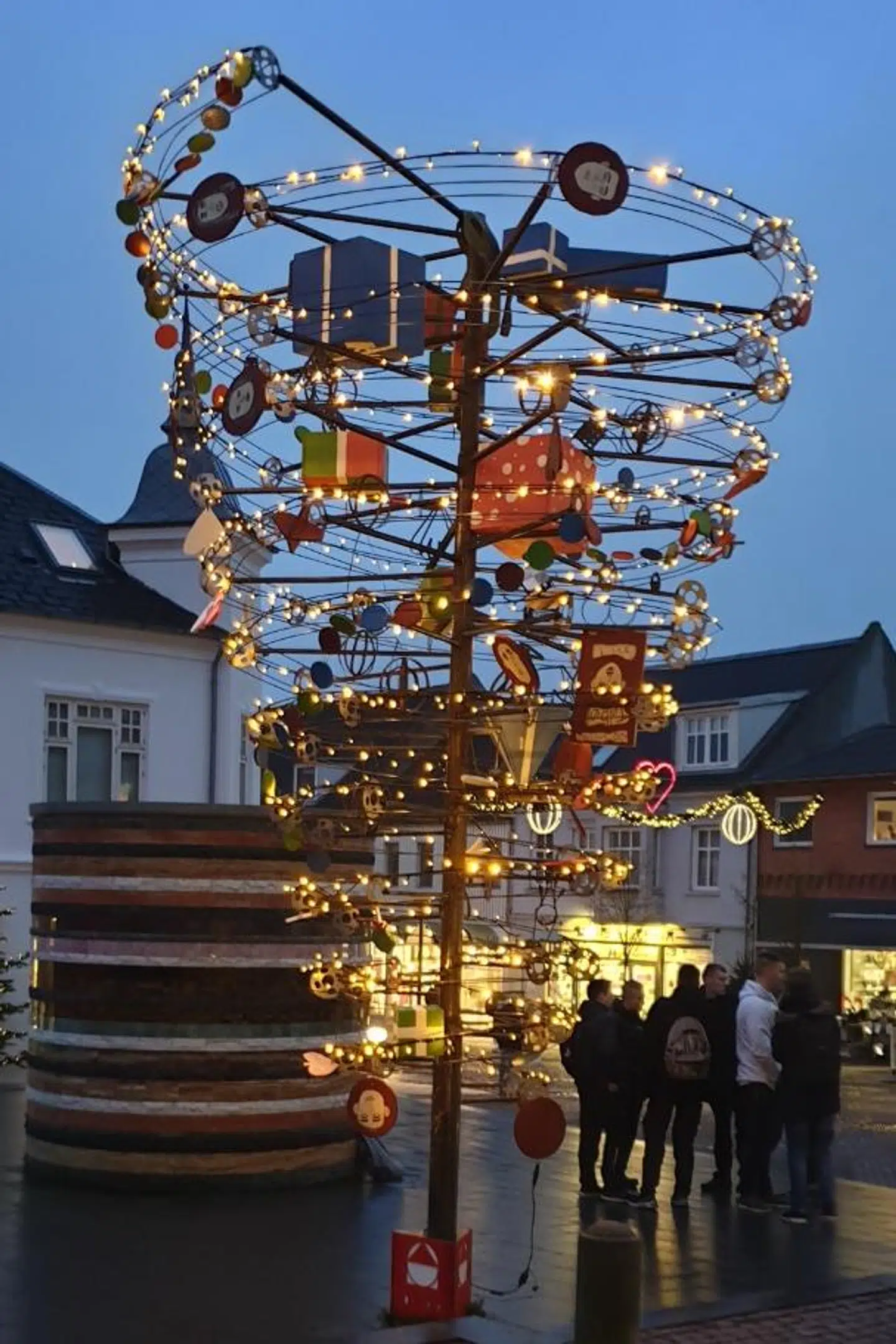 Årets juletræ i Aars er skabt i samarbejde mellem en lokal kunstner og en gruppe unge på byens erhvervsskole.