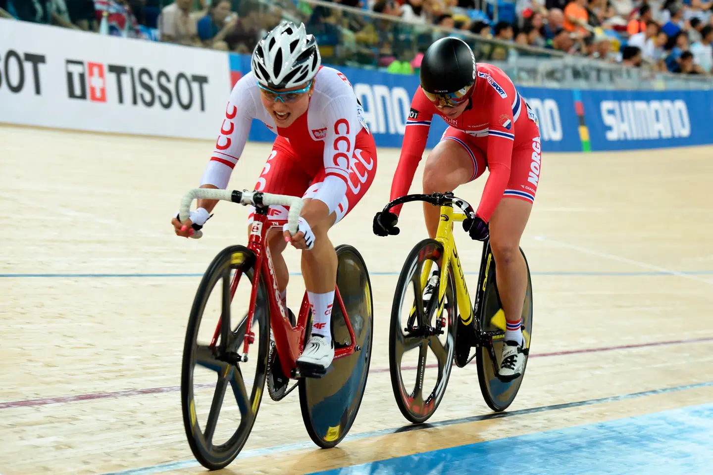 Anita Yvonne Stenberg, til højre, jagter den polske cykelrytter Natalia Rutkowska ved VM 2017 i Hongkong.