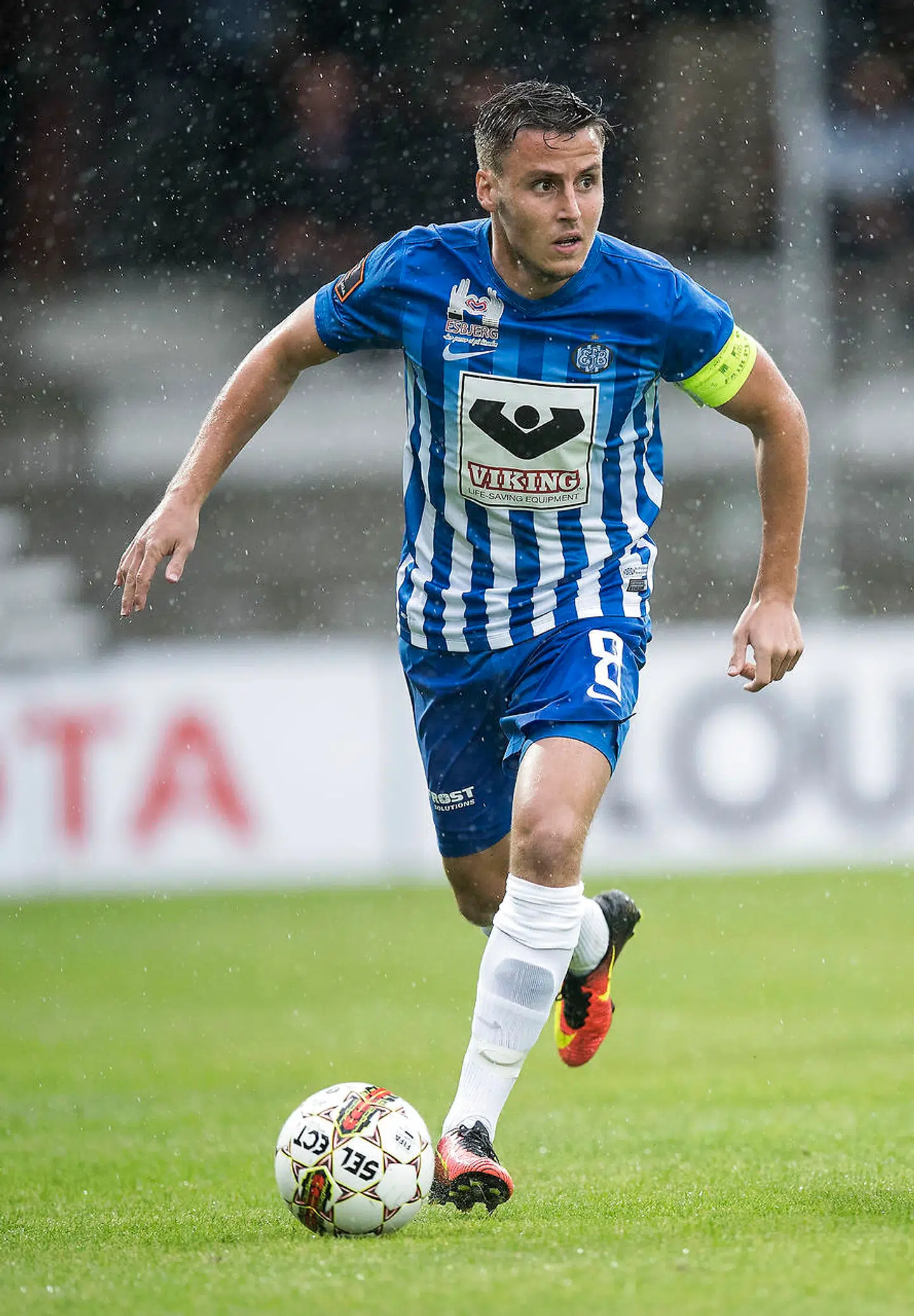 Jeppe Andersen i aktion for Esbjerg, da han var anfører i klubben i 2016.