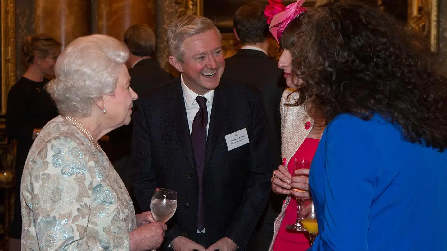 Louis Walsh, der her ses i selskab med Dronning Elizabeth, er blandt andet kendt fra tv, hvor han i flere sæsoner har medvirket som dommer i X Factor.