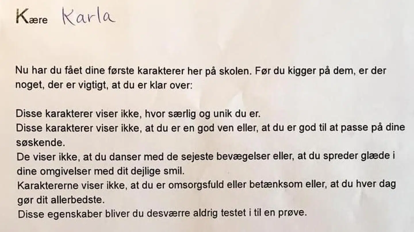 Birgitte Skov Sandens 14-årige datter Karla fik dette brev med hjem fra skole, da hun fik karakterer første gang.