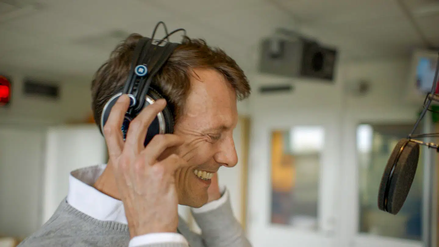 Prins Joachim læser blandt andet nyhederne op på P4 i aftenens afsnit.