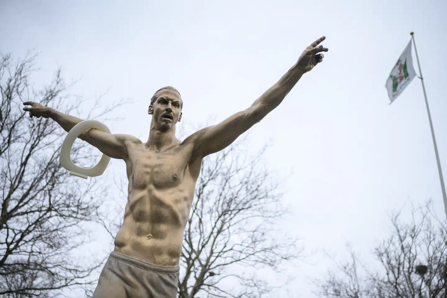Zlatan Ibrahimovic-statuen ved stadion i Malmø har fået et toiletsæde på armen. Johan Nilsson/Ritzau Scanpix