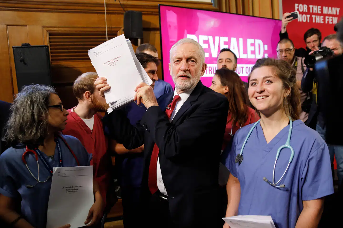 Jeremy Corbyn sammen med læger og sygeplejersker i London. I hånden holder han de dokumenter, som han siger beviser, at den konservative regering vil afnationalisere det britiske sundhedsvæsen for at få en handelsaftale med USA. Tolga Akmen/Ritzau Scanpix