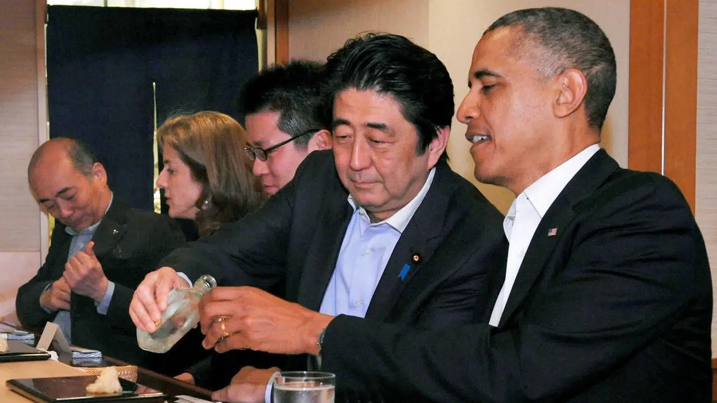 Shinzo Abe og Barack Obama under besøget på restauranten, hvor Obama angiveligt fik den bedste shushi, 'han nogensinde havde smagt'.
