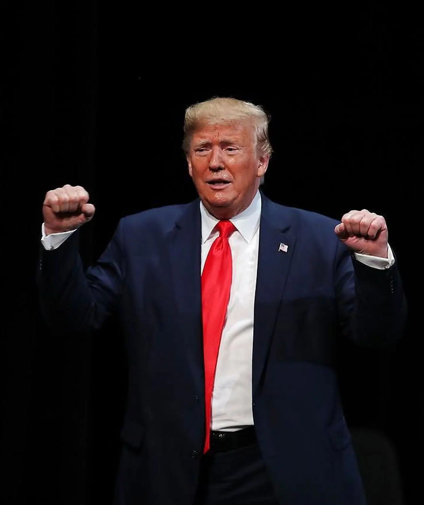 Trods belastende afhøringer og truende rigsretssag, stiger Trumps popularitet.