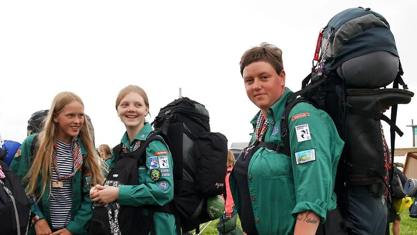 Arkivfoto. Melisssa på 12 og Kaja på 14 er sammen med tropsleder Anita Jensen fra De Grønne Pigespejdere i Langeskov på Spejdernes Lejr 2017 i Sønderborg. Fremover vil der ikke være duelighedsmærker på De Grønne Pigespejderes uniformer.