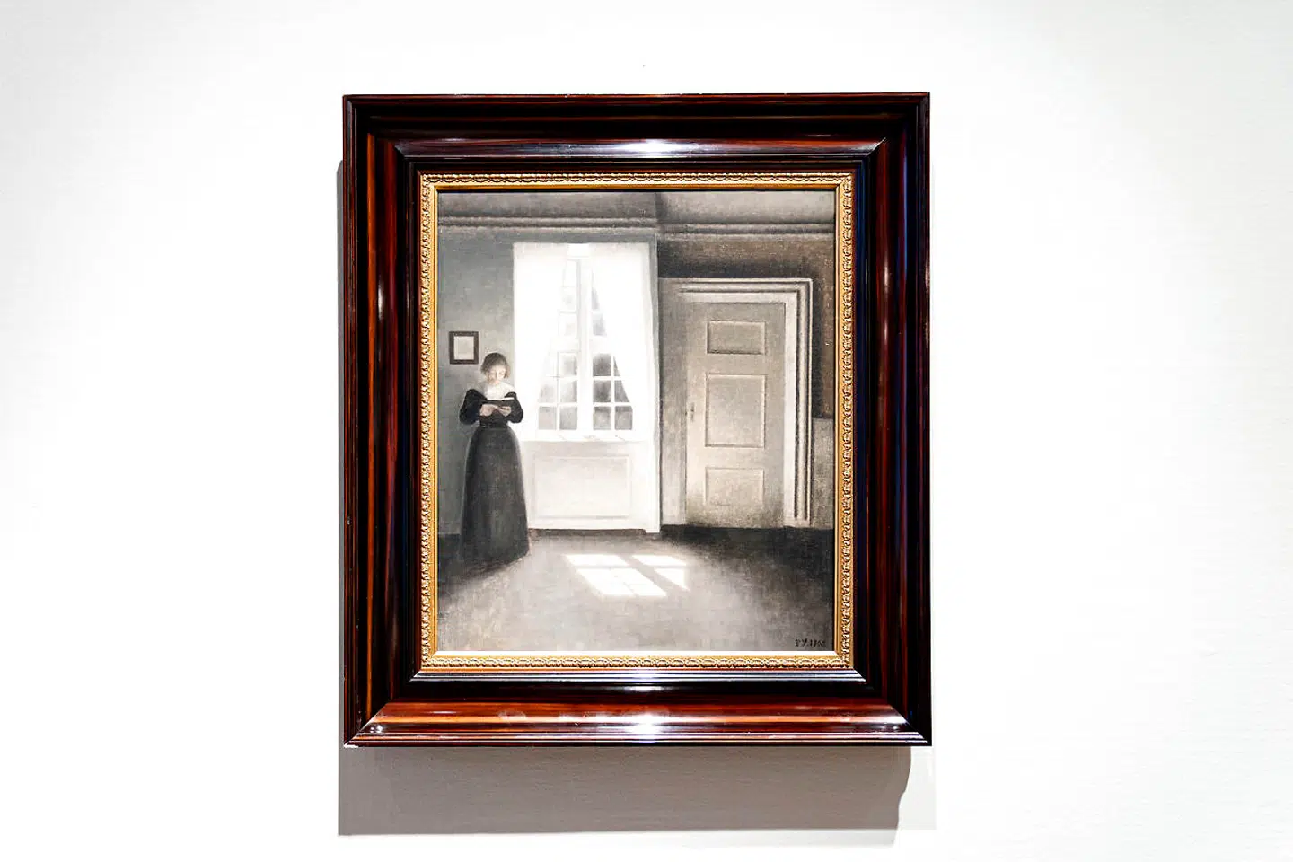 »Interiør fra Strandgade 30« er malet i 1900 og forestiller Hammershøis kone, Ida, i parrets lejlighed.