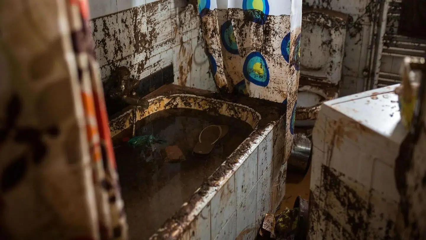 Hundredvis af græske husstande er blevet oversvømmet som følge af det kraftige regnvejr.