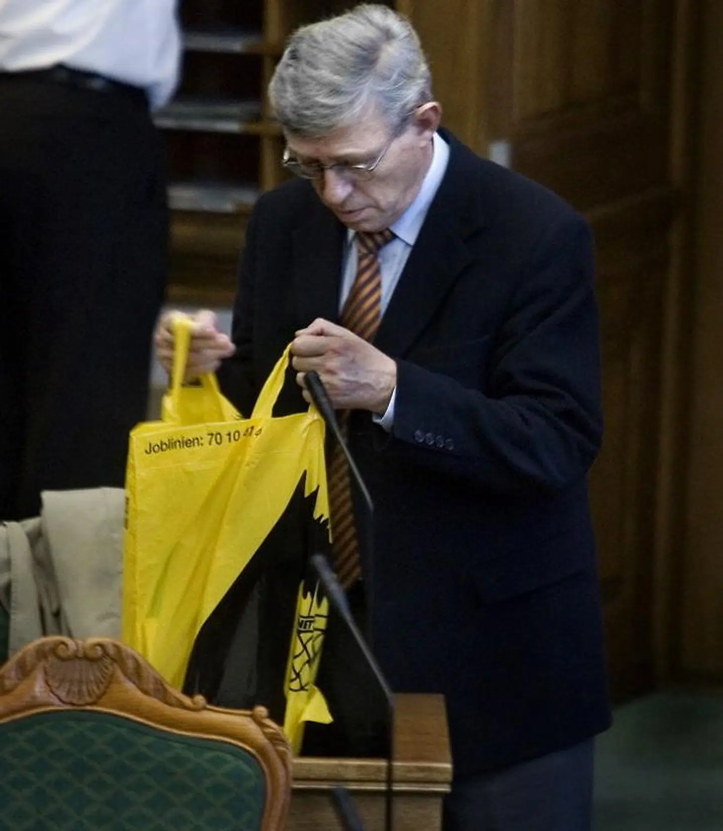 Dansk Folkepartis Søren Krarup var ikke bange for at vise sig offentligt med en Netto-pose 15. november 2006.