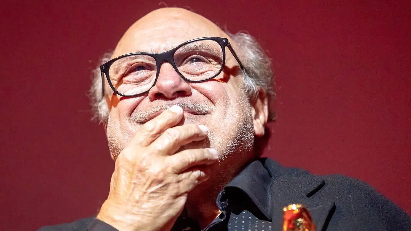 Danny Devito var med til at overrraske parret.
