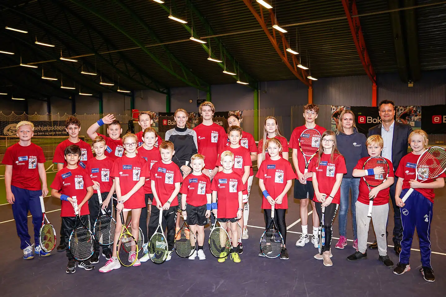 Caroline Wozniacki til et fællesbillede, før hun skal spille tennis med anbragte børn på KB's tennis baner på Frederiksberg, tirsdag den 26. november 2019