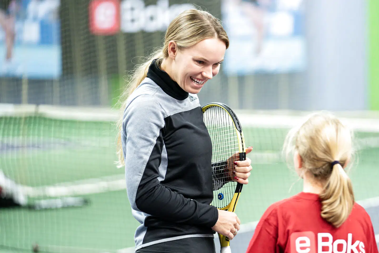 Caroline Wozniacki taler med Jasmin på 13 år, før de spiller tennis på KB's tennis baner på Frederiksberg, tirsdag den 26. november 2019