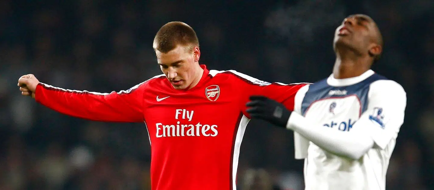 Jlloyd Samuel (th.) i Bolton-trøjen i 2009. Her såmænd i duel med Nicklas Bendtner, da den danske angriber spillede i Arsenal.