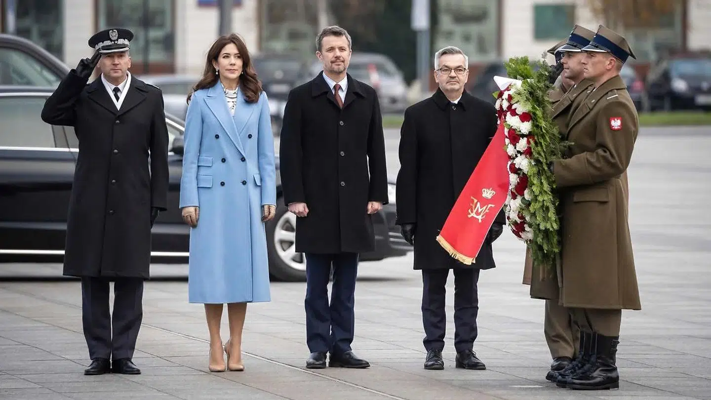 Kronprins Frederik og kronprinsesse Mary i sin blå frakke. Her ses parret i forbindelse med kranselægningen på 'Den ukendte soldats grav'.
