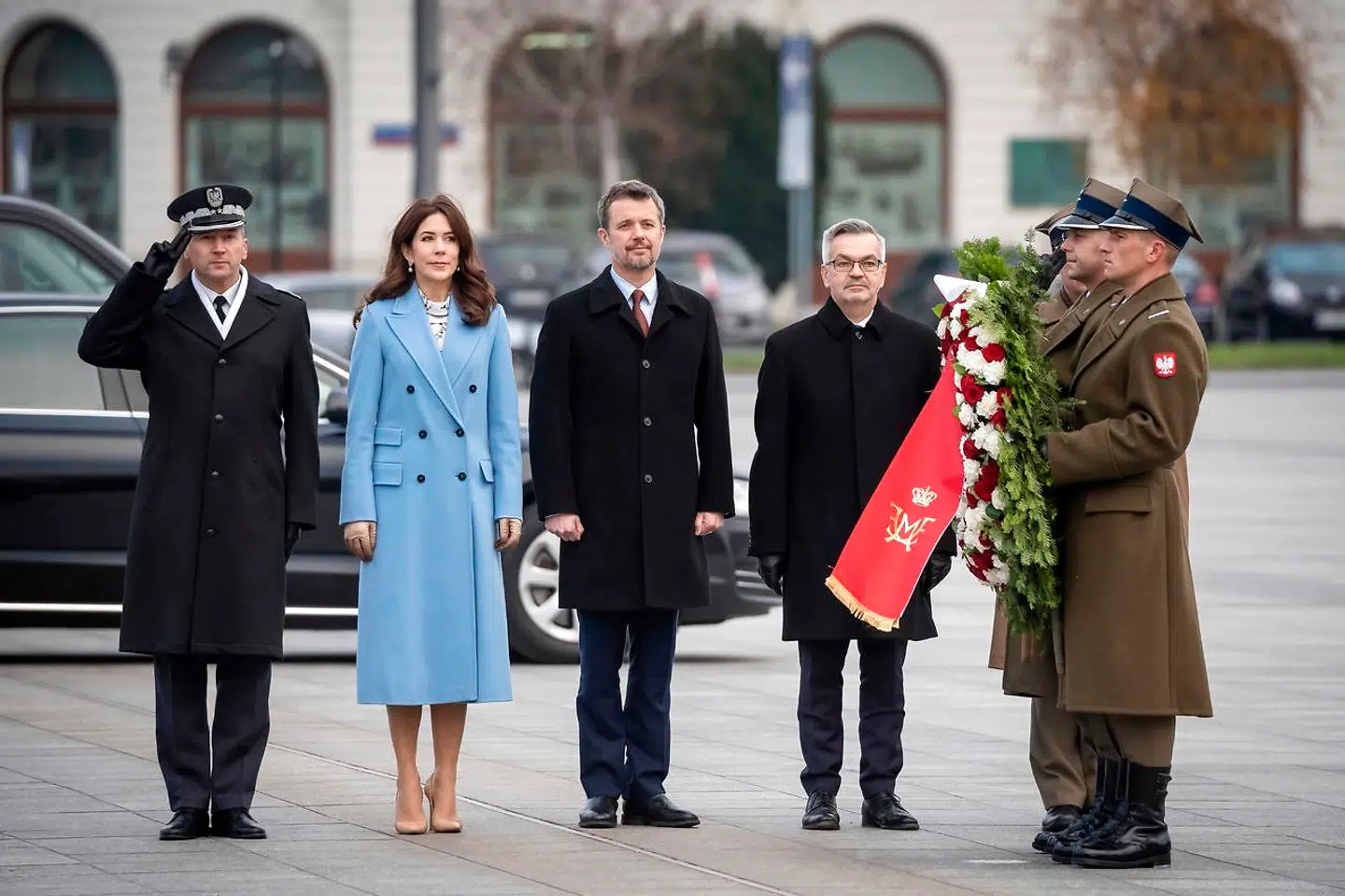 Det blev til tider meget stift under besøger i Polen. Her må kronprinsparret nærmest marchere i takt med soldaterne for at lægge en krans.