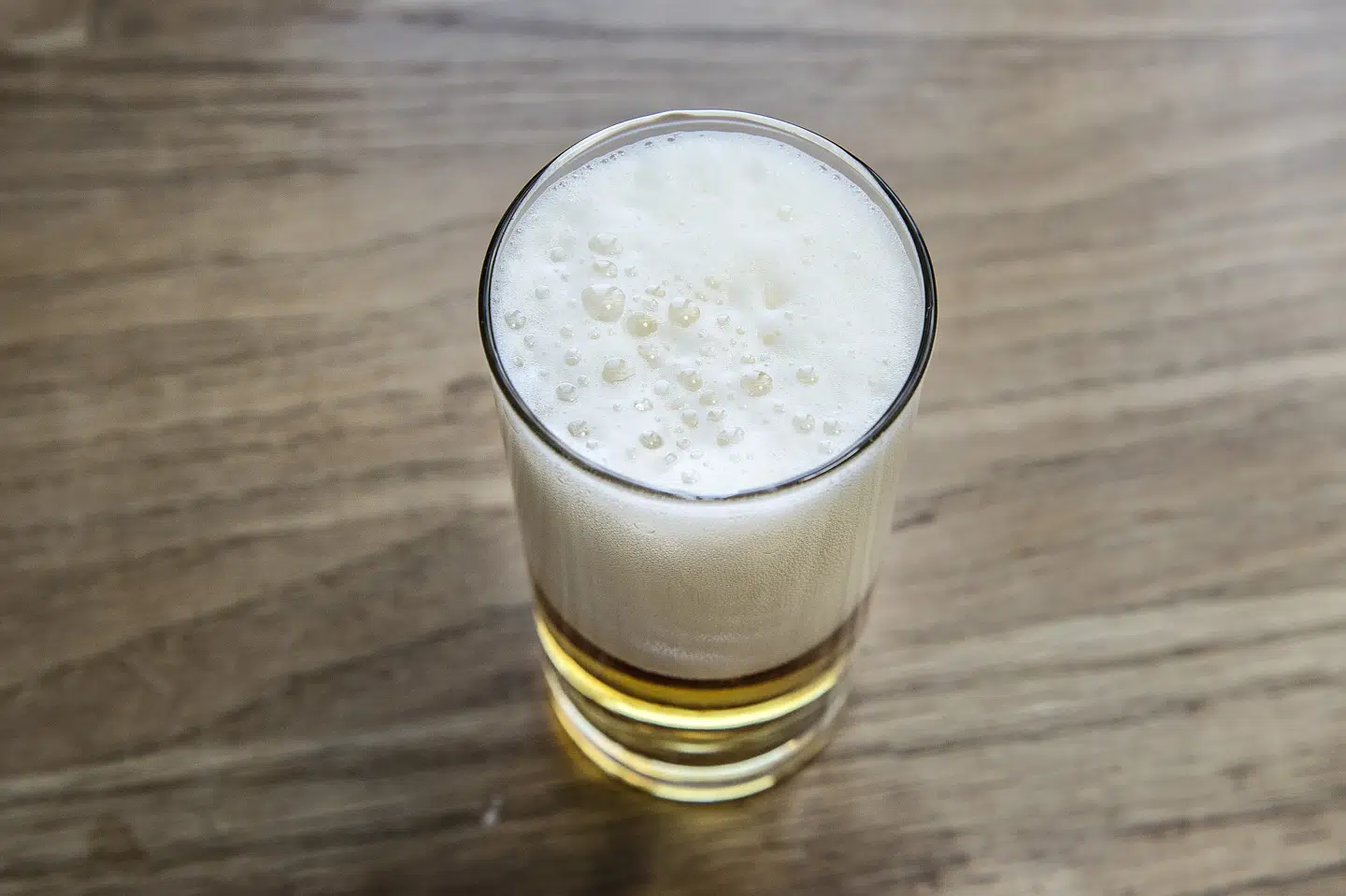 Det kan fra næste år blive nemmere for svenskere at få fat i billigere øl. Systembolaget i Sverige har planer om at sælge to forskellige øl til næste år, som kan koste ned til 6,9 svenske kroner. Det er 1,5 kroner mindre end den billigste i sortimentet i øjeblikket. (Arkivfoto) Henning Bagger/Ritzau Scanpix
