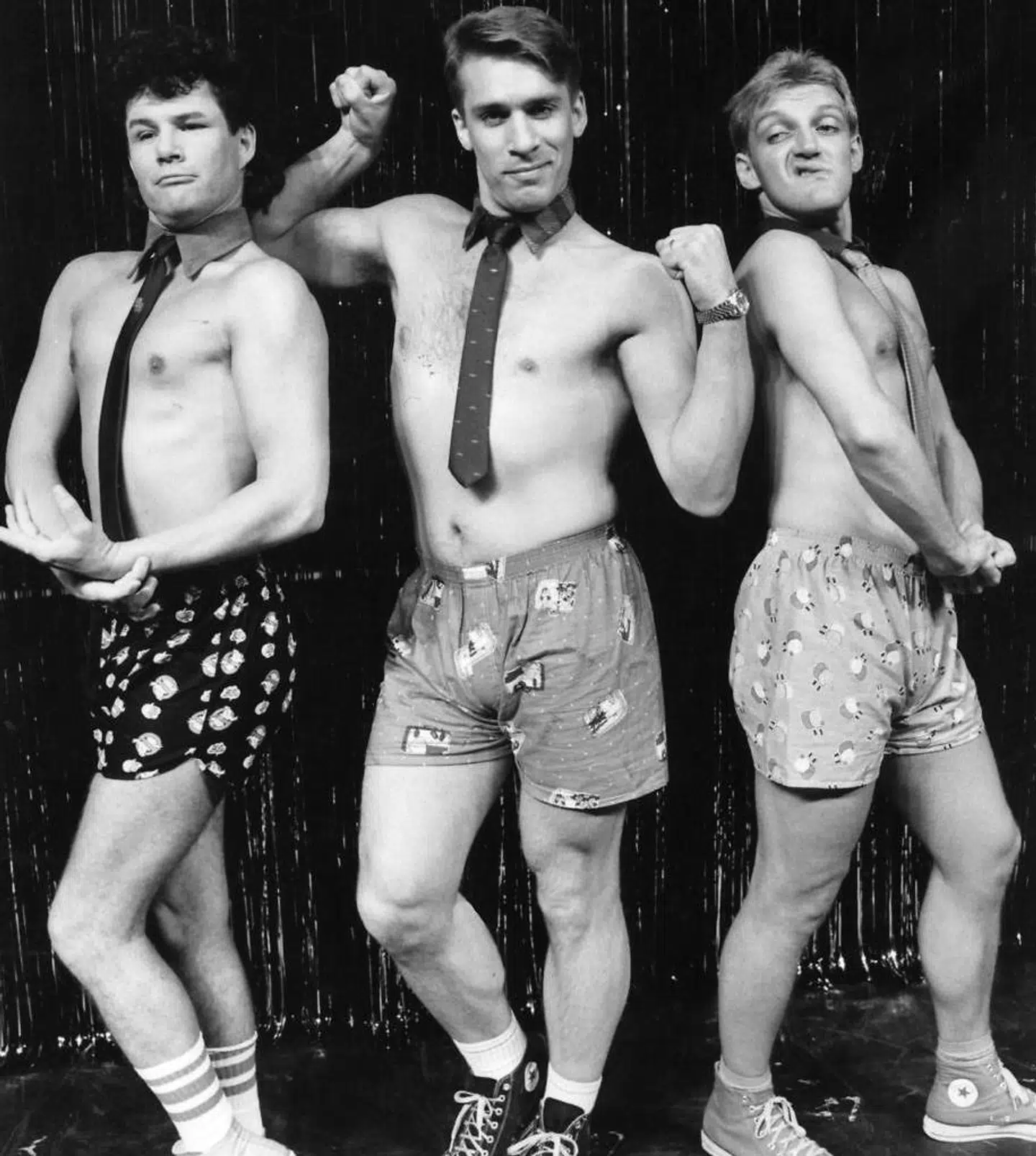 Linie 3 var – mener de selv – de første standupkomikere i Danmark. I hvert fald købte de i 1986 et amerikansk musical standupshow, som i deres version blev til '3 mand klædt af til skindet'.