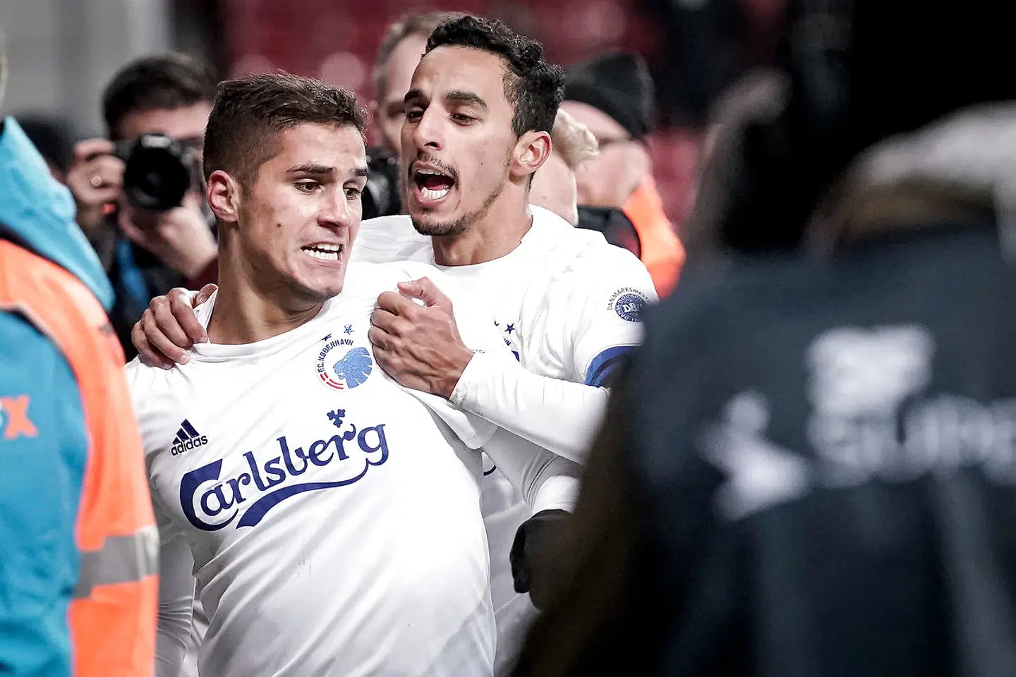 FC Københavns Pieros Sotiriou bliver omfavnet af FC Københavns Carlos Zeca efter 2-1 målet under Superliga kampen mellem FCK og HIK i Parken i København, søndag den 24. november 2019.. (Foto: Niels Christian Vilmann/Ritzau Scanpix)