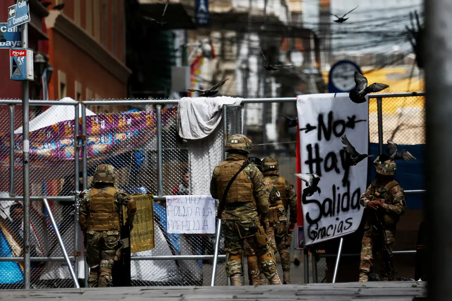Bolivianske soldater ved en barrikade i La Paz søndag. Der er ingen udvej, står der på banneret. Landets midlertidige præsident håber, at dialog og et kommende valg alligevel kan være med til at vise vej ud af Bolivias politiske krise. David Mercado/Reuters
