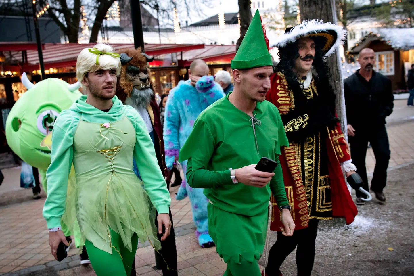 James Maddison som 'Klokkeblomst' og Marc Albrighton som 'Peter Pan'.