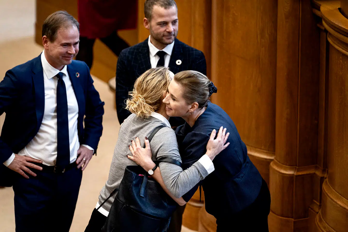 Enhedslistens Pernille Skipper krammer Mette Frederiksen, mens Nicolai Wammen og Morten Østergaard ser til. Hun er i kløerne på De Radikale og Enhedslisten, siger Morten Dahlin.