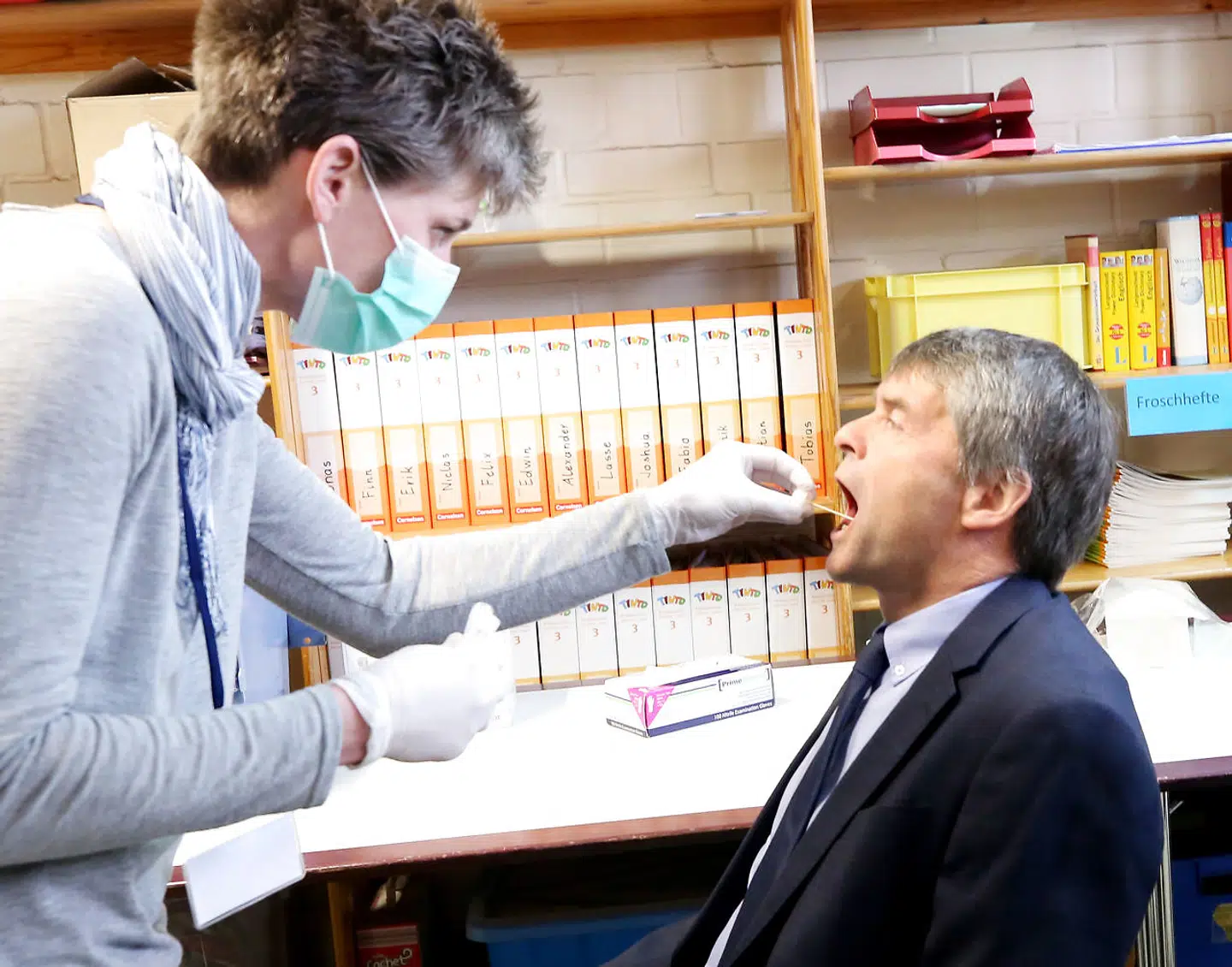 En lokal mand afleverer en spytprøve, efter det tyske politi har inviteret 900 mænd til at aflevere en DNA-prøve.