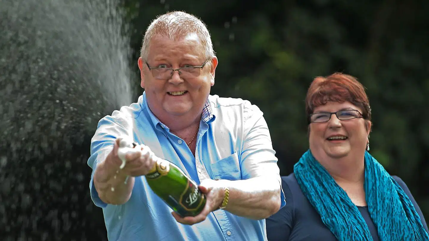 I 2014 kunne Colin Weir og hans daværende kone fejre en lottogevinst på 1,4 milliarder kroner.