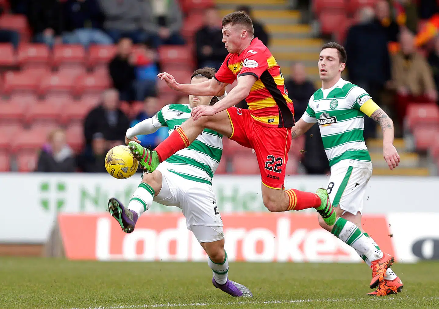 Siden 1936 har Partick Thistle spillet i den strabede røde og gul trøje. Her ses klubbens Gary Fraser, th, i kamp mod Celtic i 2016.