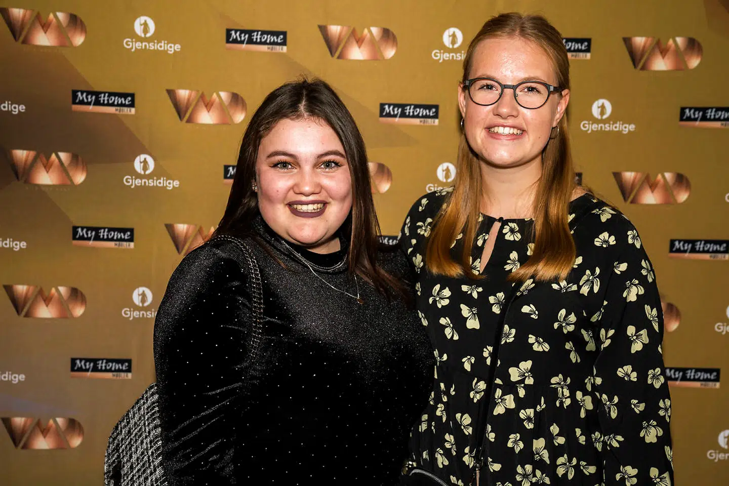 Stephanie og Emma, der begge er kendt fra Årgang , havde sammen lagt vejen forbi 'Vild med dans'-studiet fredag for at se semifinalen i det populære danse program.
