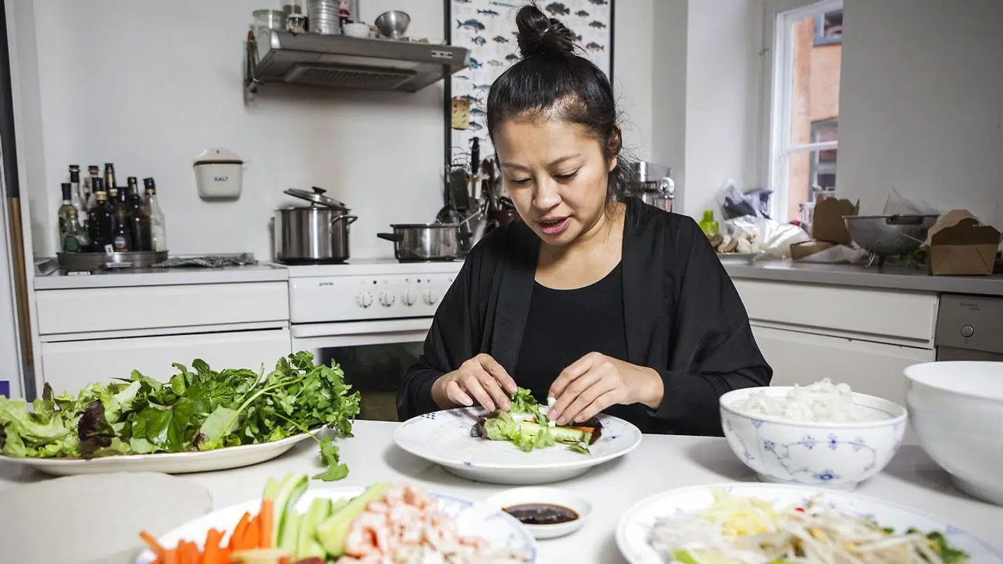 Samtalekøkken. Restauratør og kogebogsforfatter Anh Lê laver vietnamesiske retter. Her er Anh Lê ved at rulle de friske forårsruller. Arkivfoto.