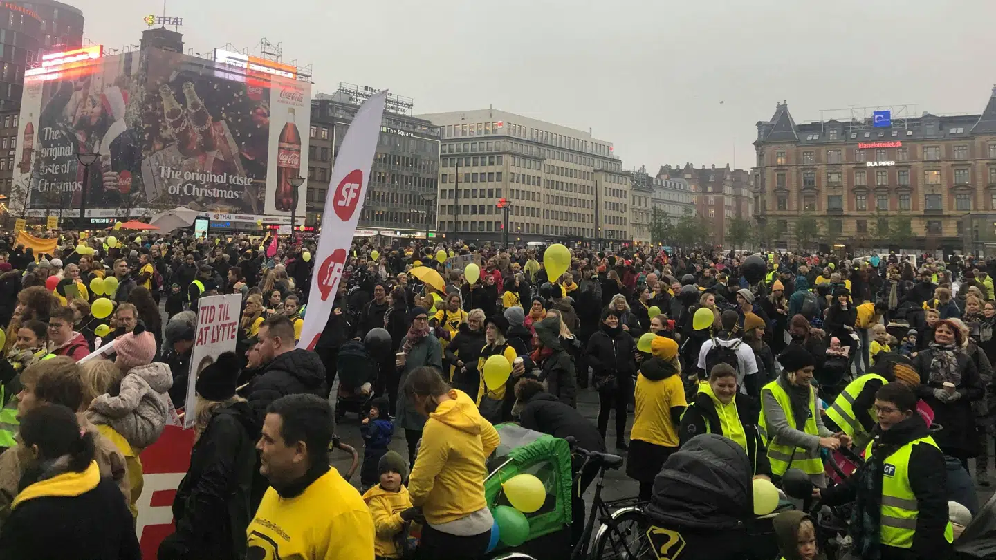 Hundredvis af forældre, pædagoger, børn og andre er fredag med i en protestmarch i København.