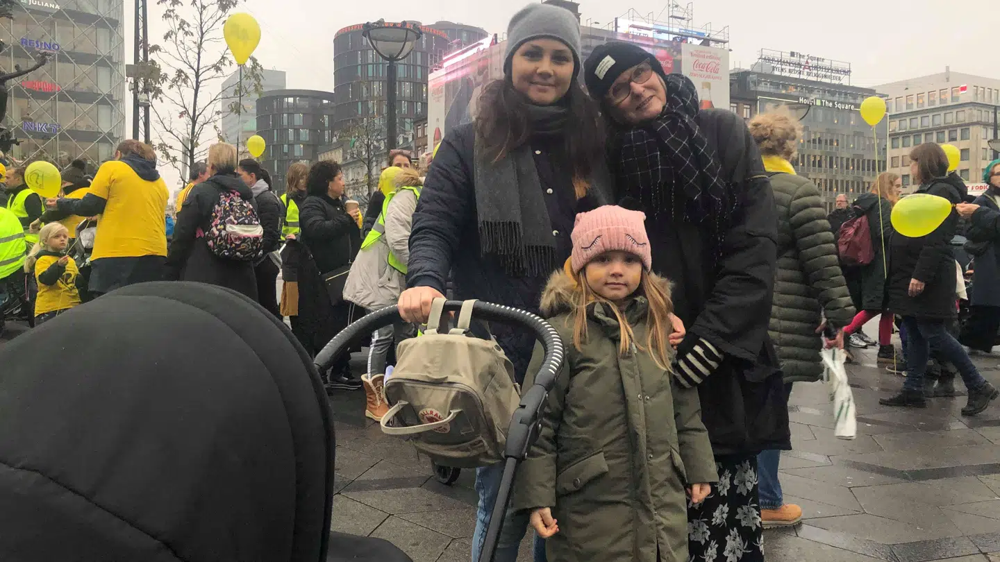 Denise Kristensen, hendes døtre - den ene i barnevogn - og bedstemor Bente Walther under fredagens march.