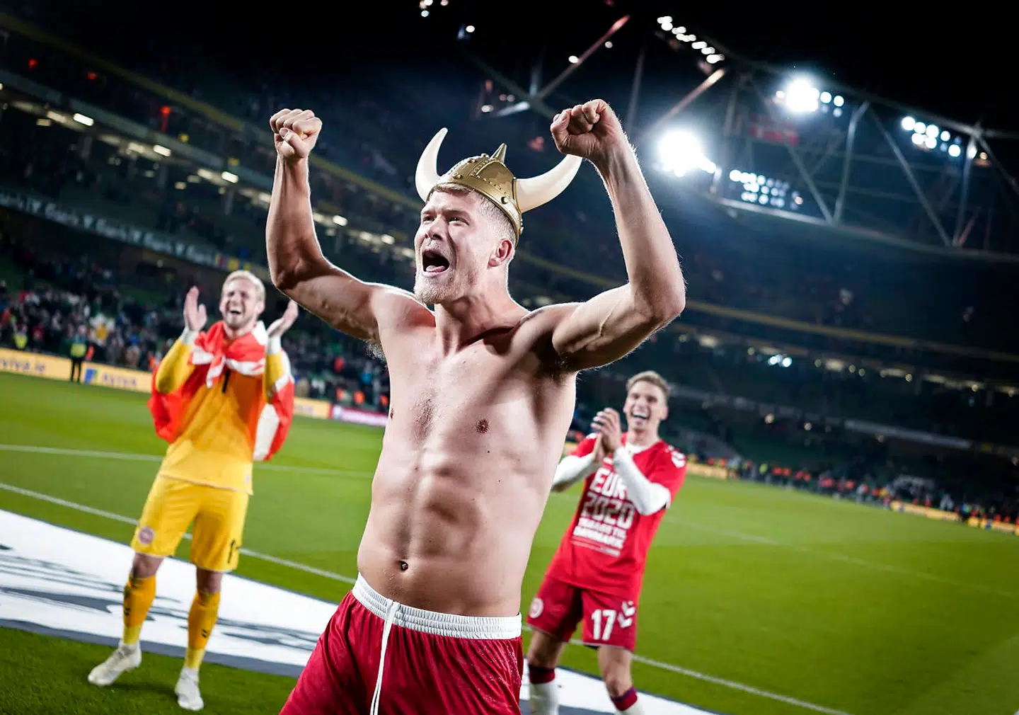 Andreas Cornelius, Kasper Schmeichel og Jens Stryger Larsen i jubel efter EM-deltagelsen kom i hus.