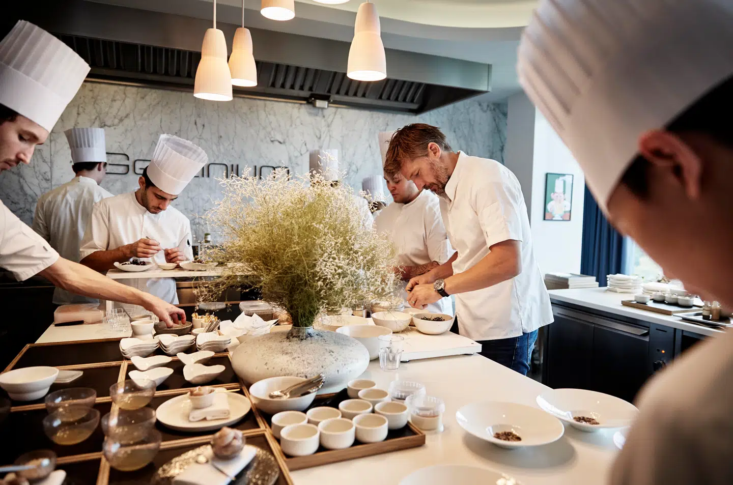 Coster-Waldau i køkkenet.