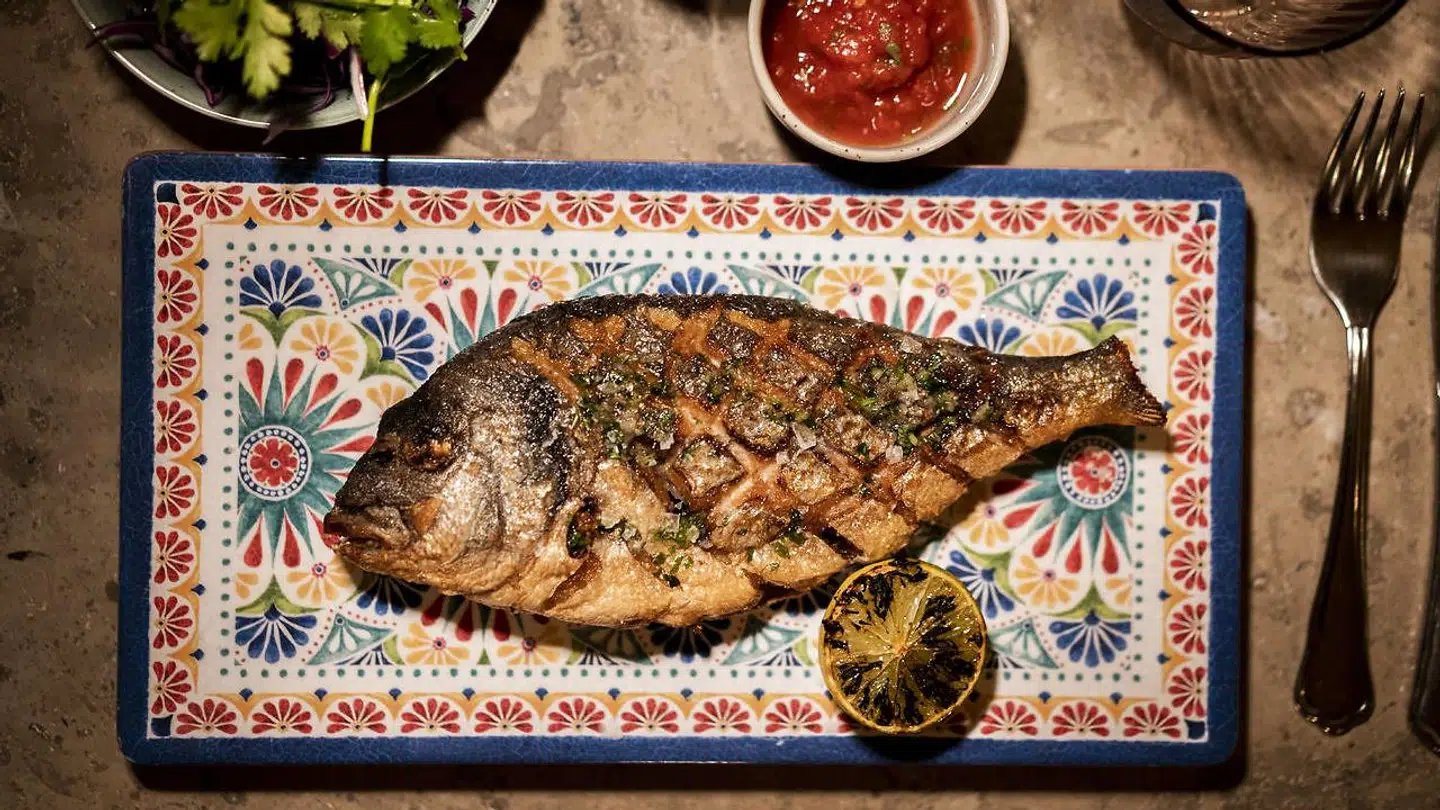 Madklubbens nye latinamerikanske restaurant "Roberta" er blevet anmeldt. Her er er det helstegt dorade.